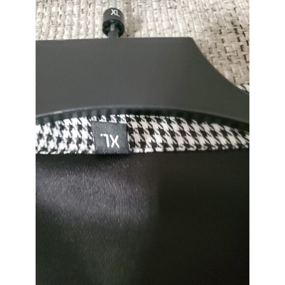 Mens Black Polo With Checkered Collar And Sleeve Ends - Picture 4 of 5